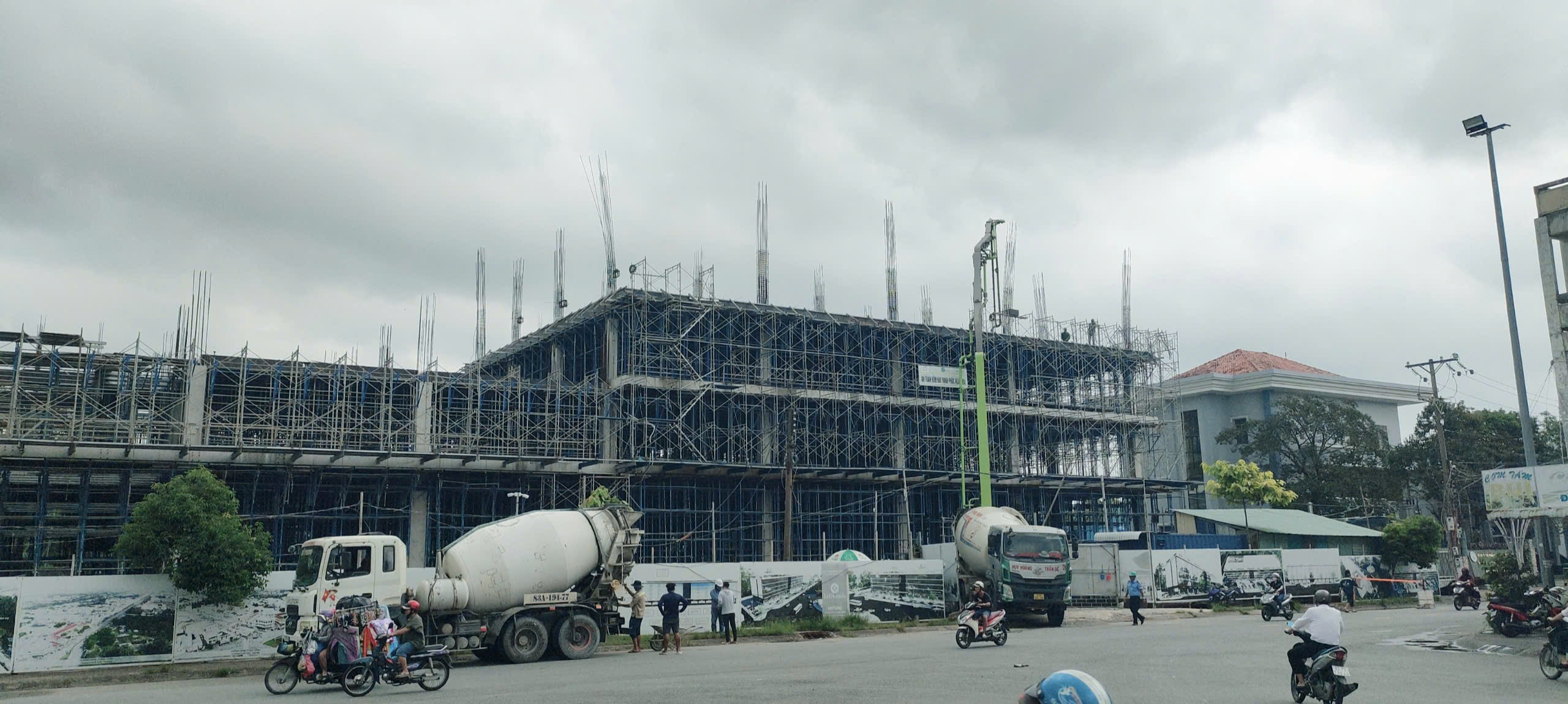 Xe bồn bê tông giao hàng cho công trình nhiều tầng
