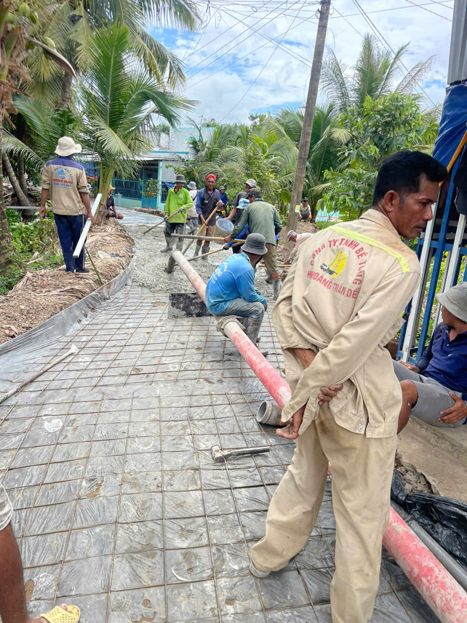 Đội thi công đang lắp đặt đường ống bơm bê tông