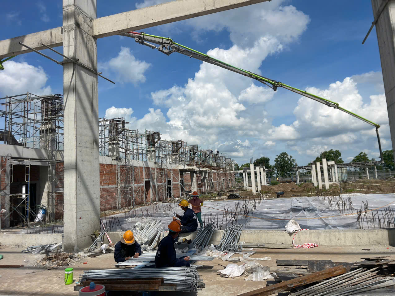 Bơm bê tông cho công trình nhà xưởng đang xây dựng